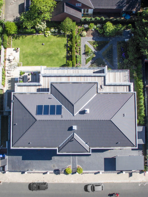 Dach Wohnhaus mit Wohnungen vom Immobilienmakler Sallier von oben fotografiert