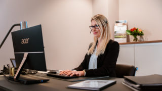 Immobilienkauffrau Trodd bei Sallier Immobilien verkauft Häuser im Büro in Lüneburg