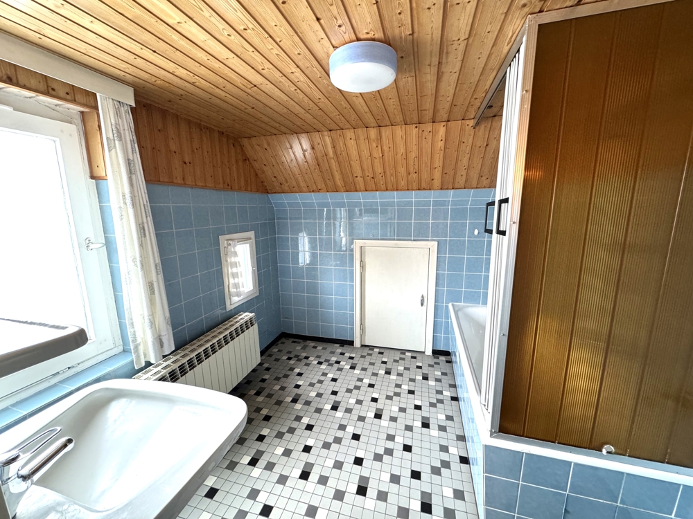 Zweifamilienhaus mit Charme in zentraler Lage von Lüneburg! - Wannenbad im Dachgeschoss