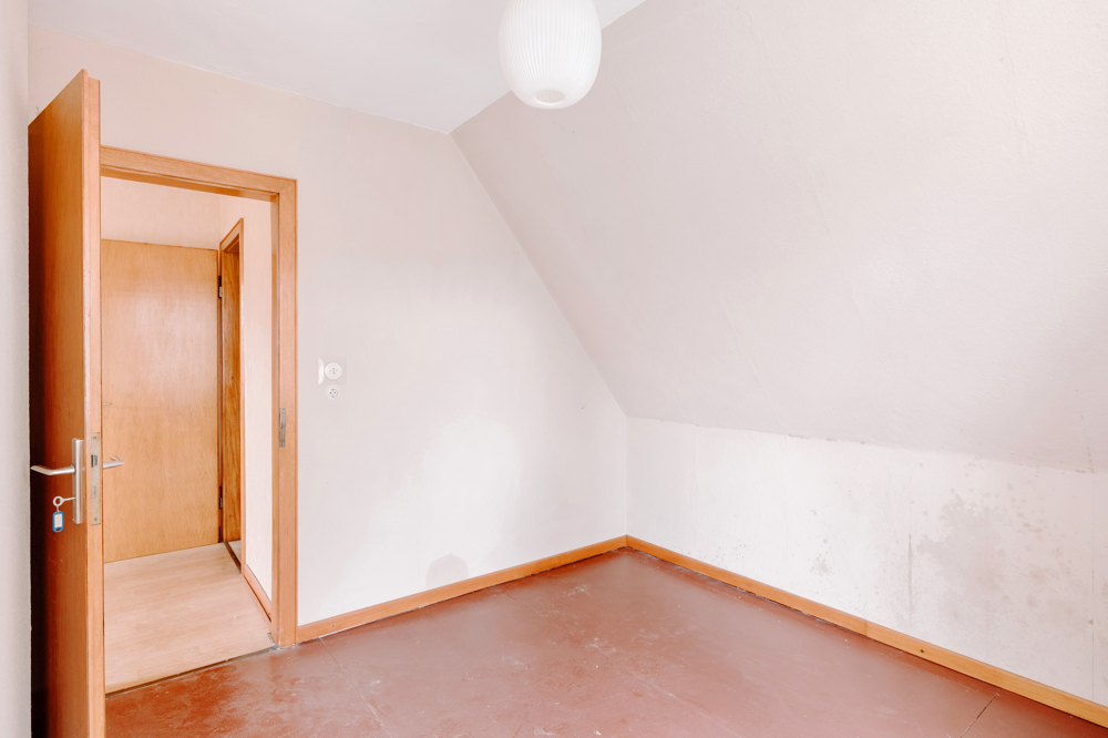 Sanierungsbereites Einfamilienhaus mit schönem Grundstück in Adendorf - Dachgeschosszimmer