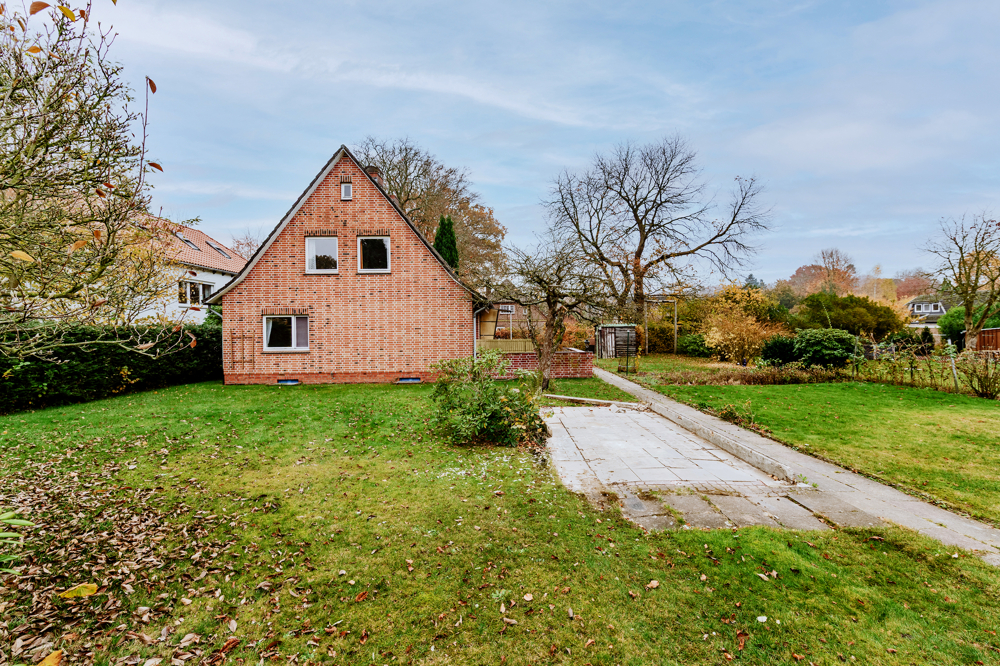 Sanierungsbereites Einfamilienhaus mit schönem Grundstück in Adendorf - Nordwestansicht