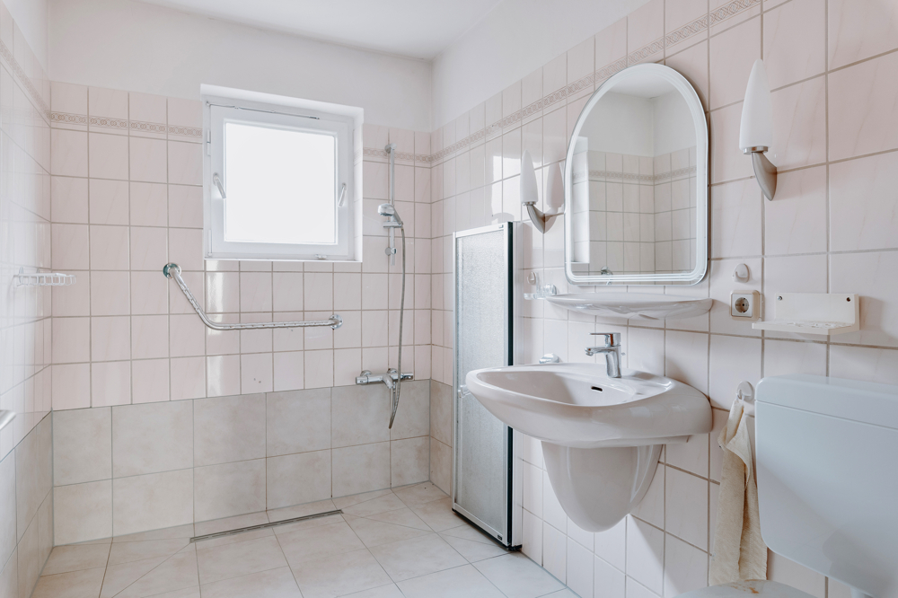 Sanierungsbereites Einfamilienhaus mit schönem Grundstück in Adendorf - Badezimmer