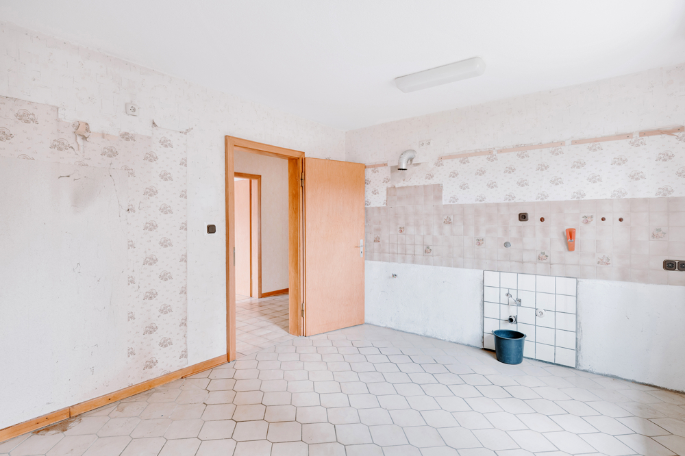 Sanierungsbereites Einfamilienhaus mit schönem Grundstück in Adendorf - Wohnküche