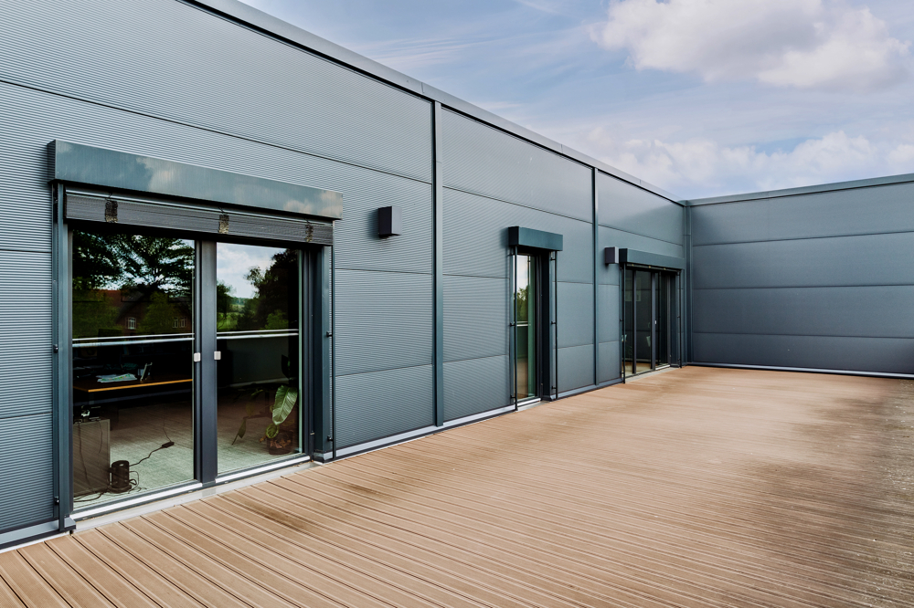 * Hallen - und Bürogebäude * - Terrasse