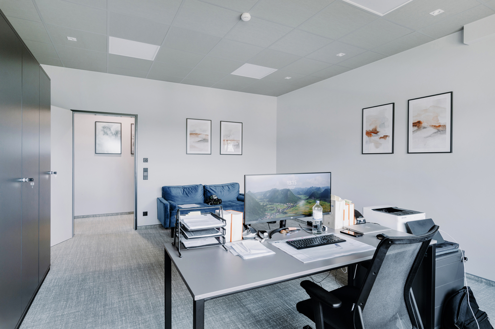 * Hallen - und Bürogebäude * - Büro