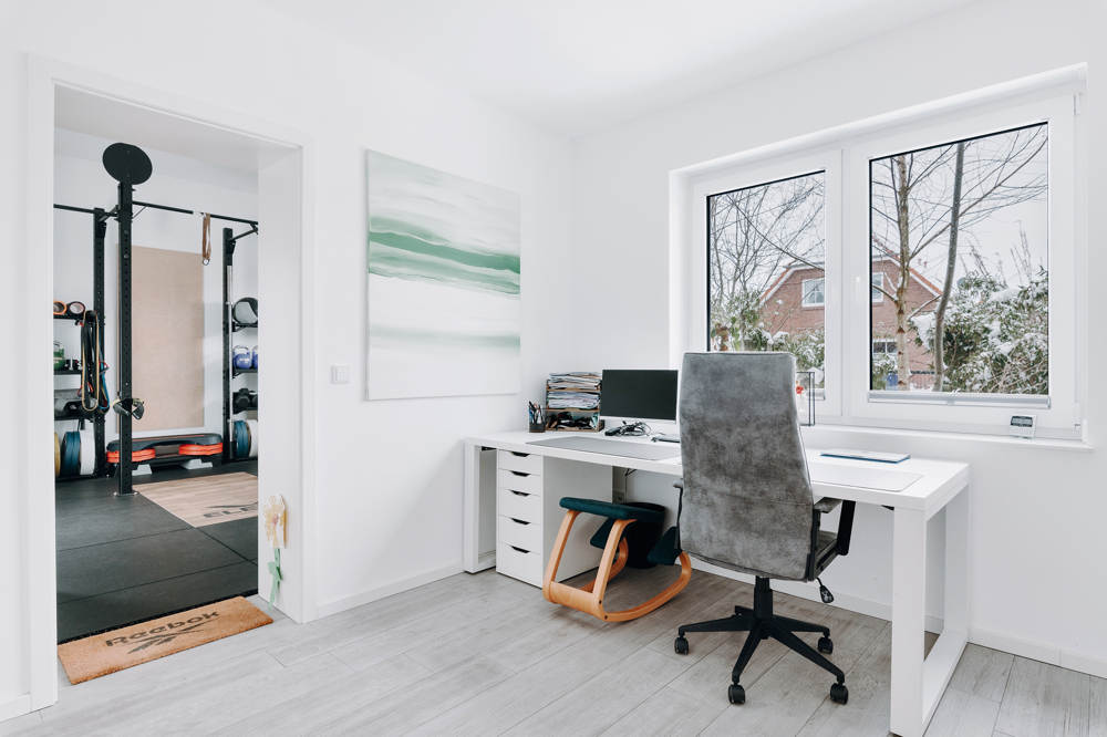 Einzigartiges Architektenhaus für Ihre Familie in Brietlingen - Büro mit Durchgang zum Fitnessraum