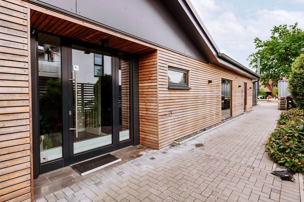 Exklusiver Bungalow mit Glasanbau für Ihr Gewerbe - Hauseingang