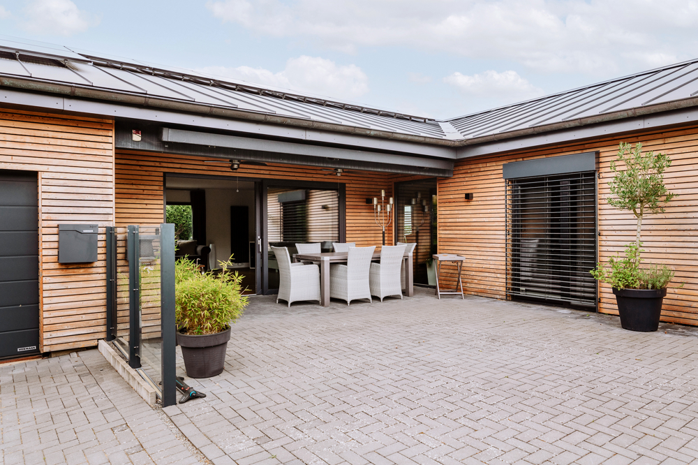 Exklusiver Bungalow mit Glasanbau für Ihr Gewerbe - Terrasse