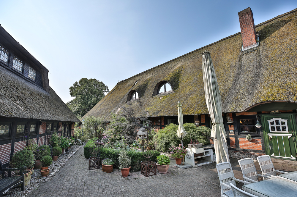 Märchenhafte Hofanlage mit Wohnen und Gewerbe in Handorf bei Lüneburg! - Gemütlicher Hof mit Sitzflächen