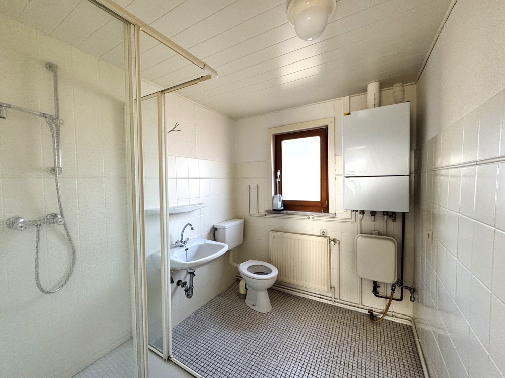 Zweifamilienhaus auf großem Grundstück in Dahlenburg-Lemgrabe! - Tageslichtbad