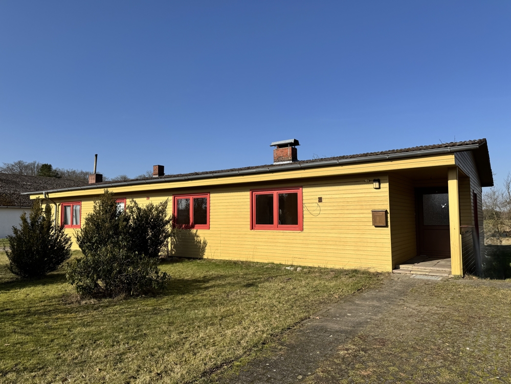 Zweifamilienhaus auf großem Grundstück in Dahlenburg-Lemgrabe! - Rechte Hausansicht