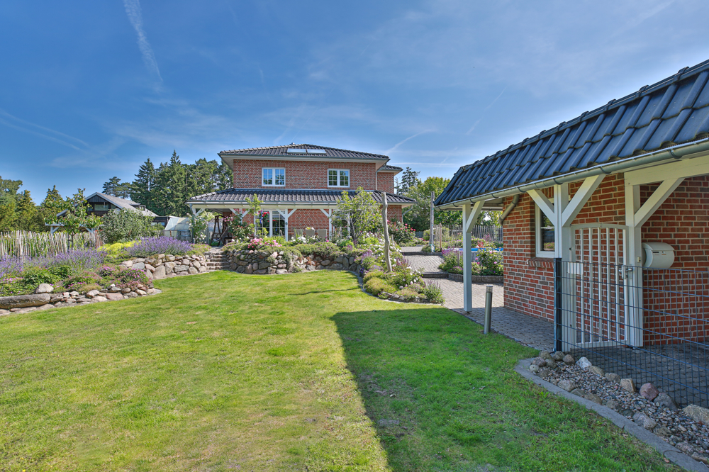 Wunderschönes und modernes Einfamilienhaus mit Pool in Südergellersen! - Eingang und Doppelcarport