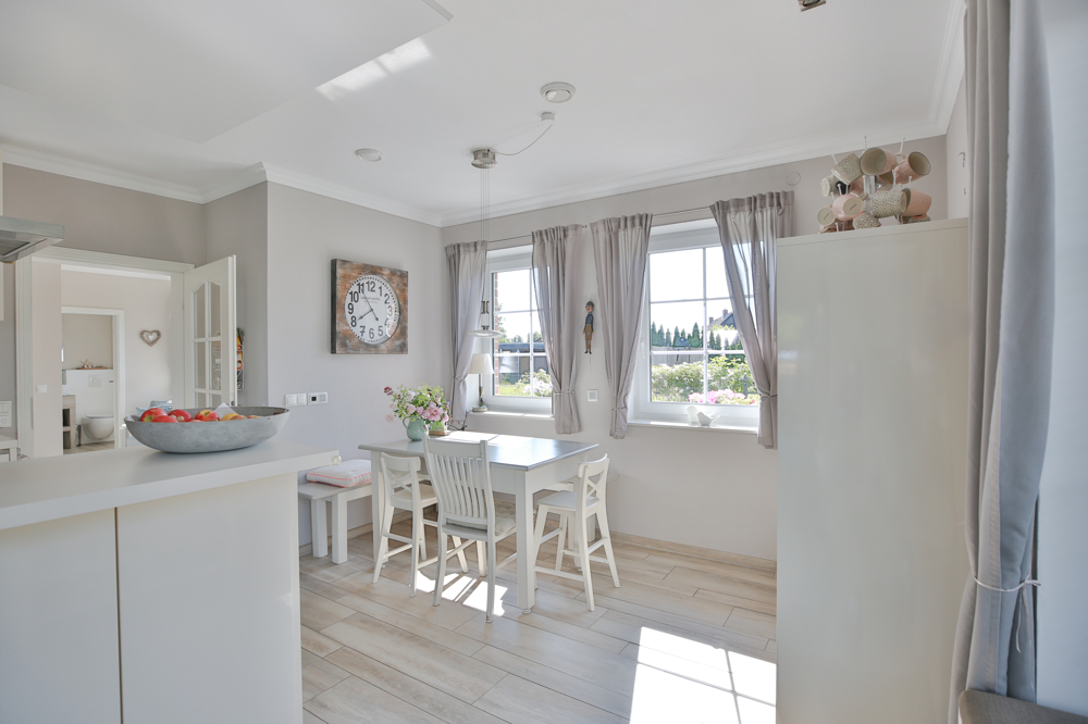 Wunderschönes und modernes Einfamilienhaus mit Pool in Südergellersen! - Küche mit heller Essecke