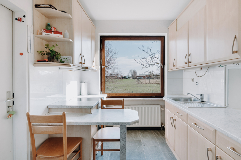 Großes Grundstück, Feldblick & Kamin – Einfamilienhaus in Scharnebeck - Küche mit Speisekammer