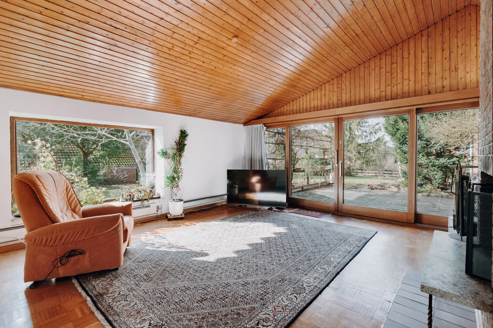 Großes Grundstück, Feldblick & Kamin – Einfamilienhaus in Scharnebeck - Wohnbereich mit Kamin