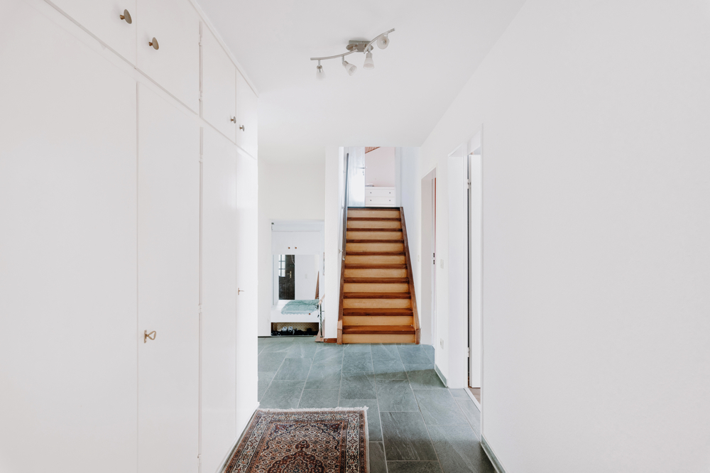 Großes Grundstück, Feldblick & Kamin – Einfamilienhaus in Scharnebeck - Flur mit Einbauschrank