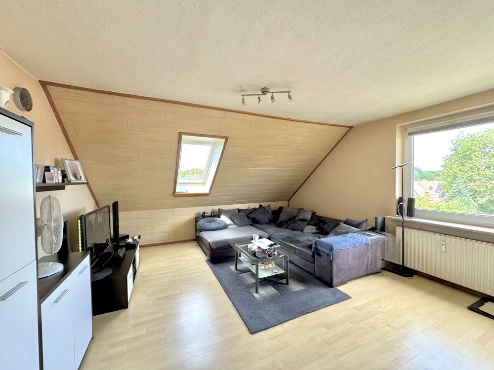 Ruhig gelegene 2,5-Zimmer-Eigentumswohnung mit Garage in Reppenstedt! - Wohnzimmer