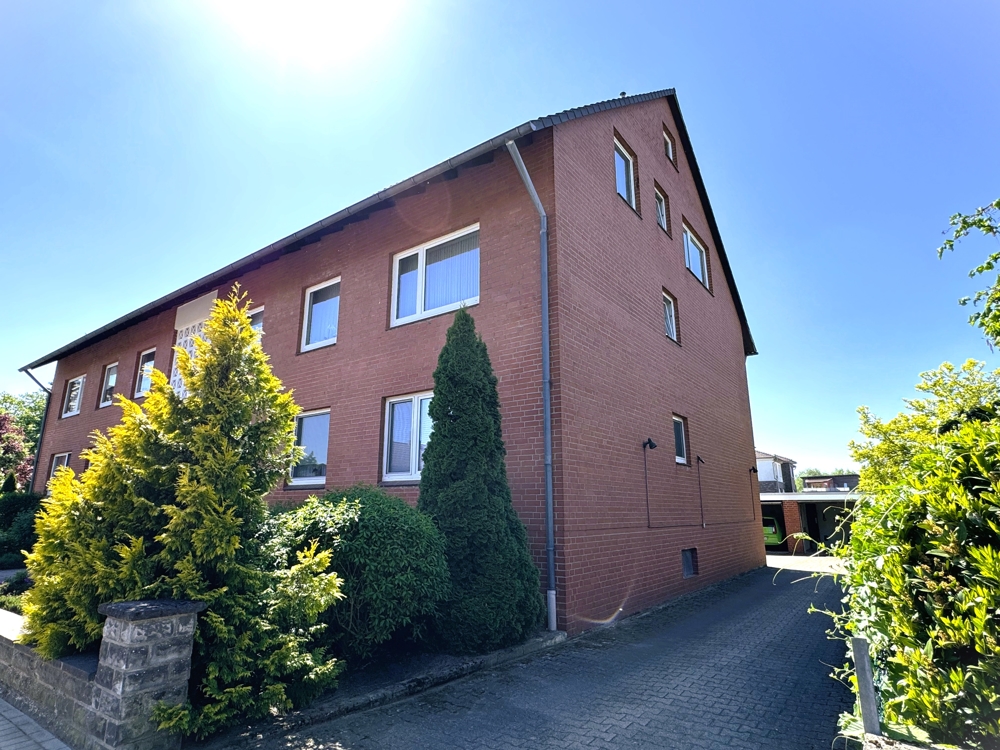 Ruhig gelegene 2,5-Zimmer-Eigentumswohnung mit Garage in Reppenstedt! - Ansicht auf das Haus