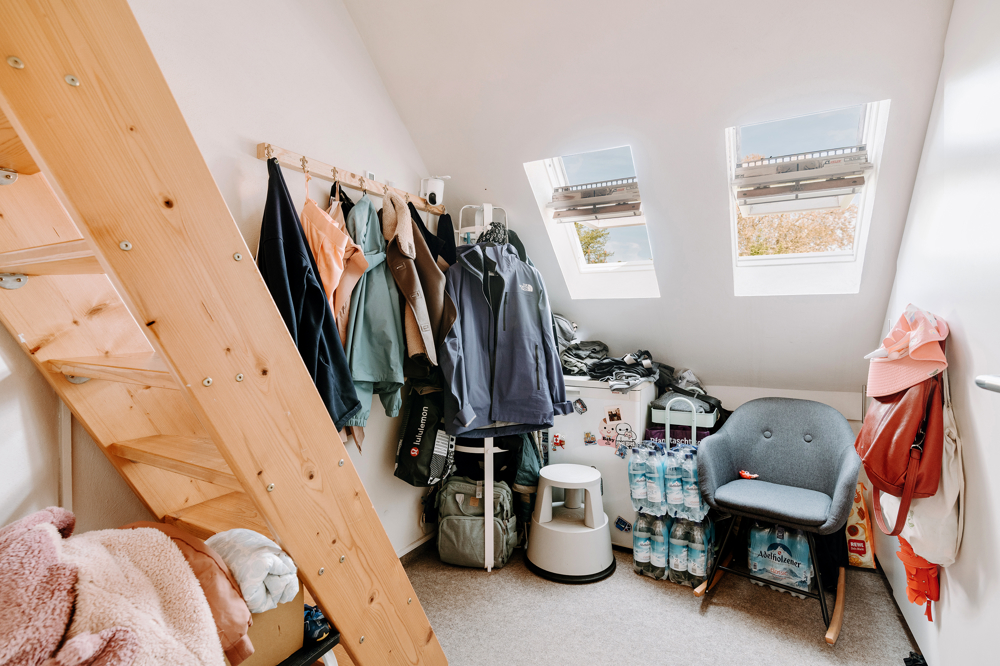Ruhige Stadtwohnung mit zusätzlicher Nutzfläche von 25 m² im Dachgeschoss - Zimmer mit Treppe ins DG