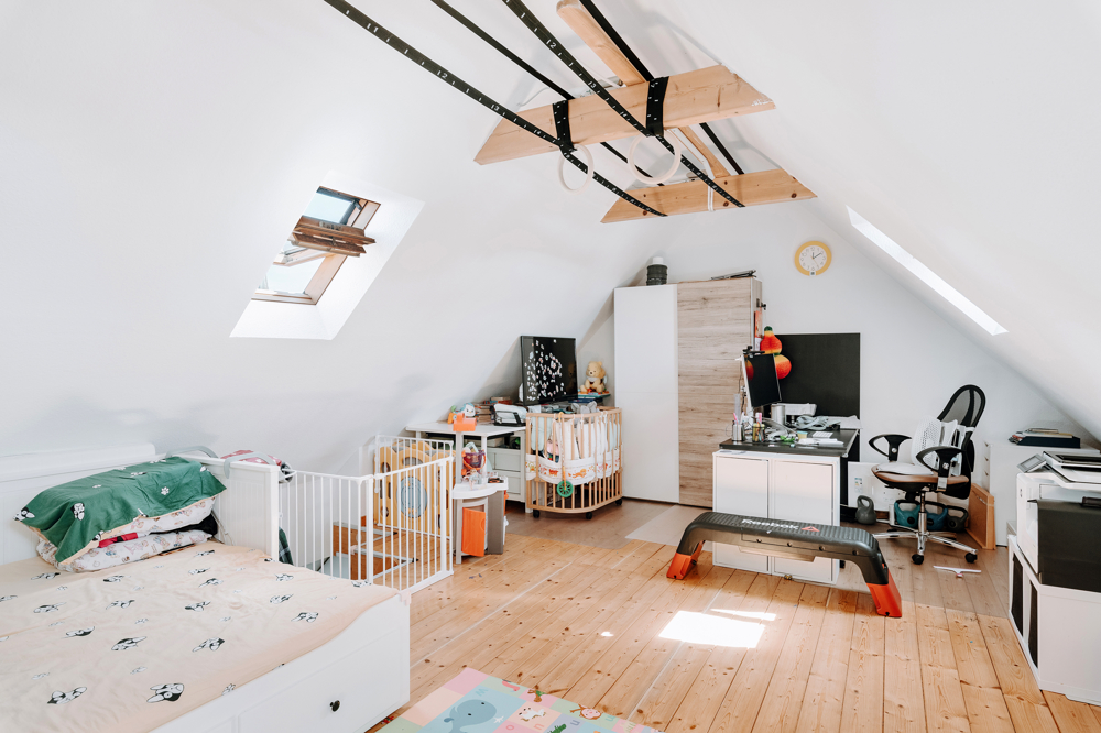 Ruhige Stadtwohnung mit zusätzlicher Nutzfläche von 25 m² im Dachgeschoss - Ausgebauter Dachboden