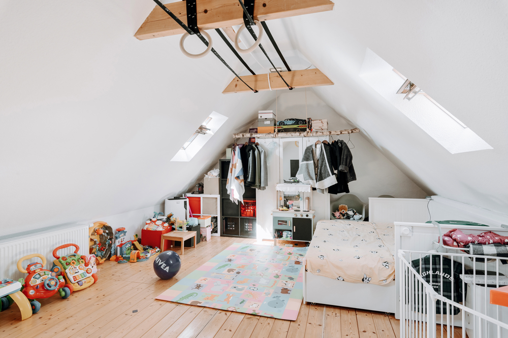 Ruhige Stadtwohnung mit zusätzlicher Nutzfläche von 25 m² im Dachgeschoss - Ausgebauter Dachboden