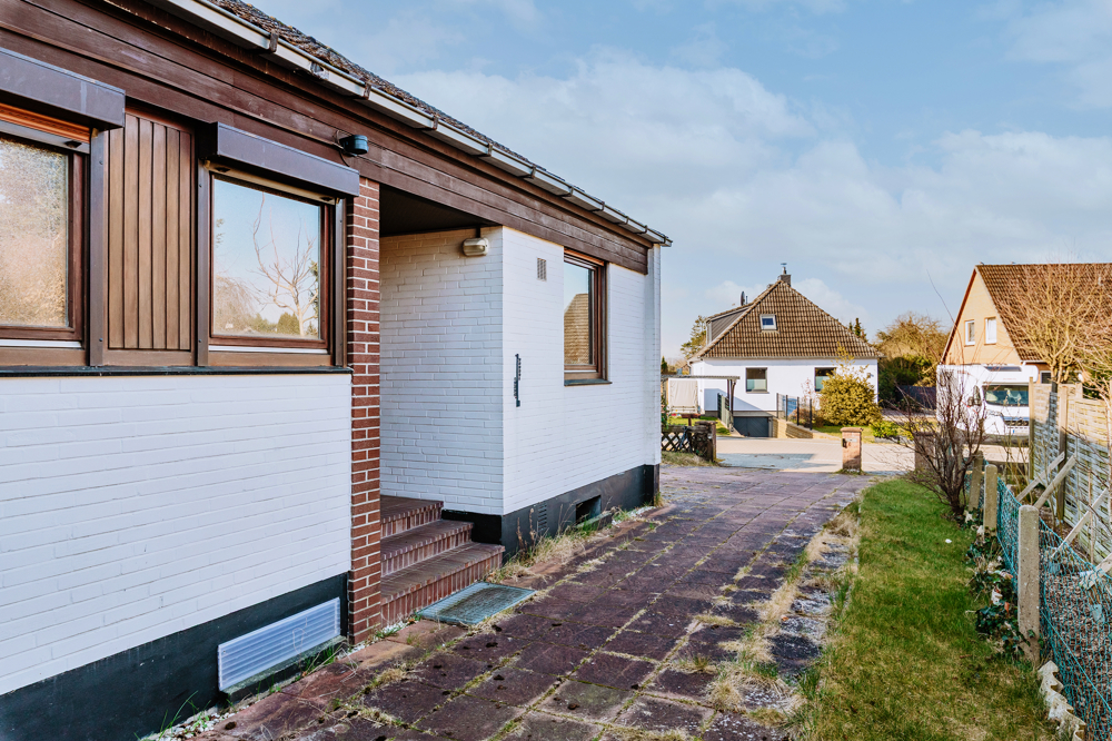 Einfamilienhaus mit großem Südgrundstück in ruhiger Lage von Seevetal-Maschen! - Einfahrt