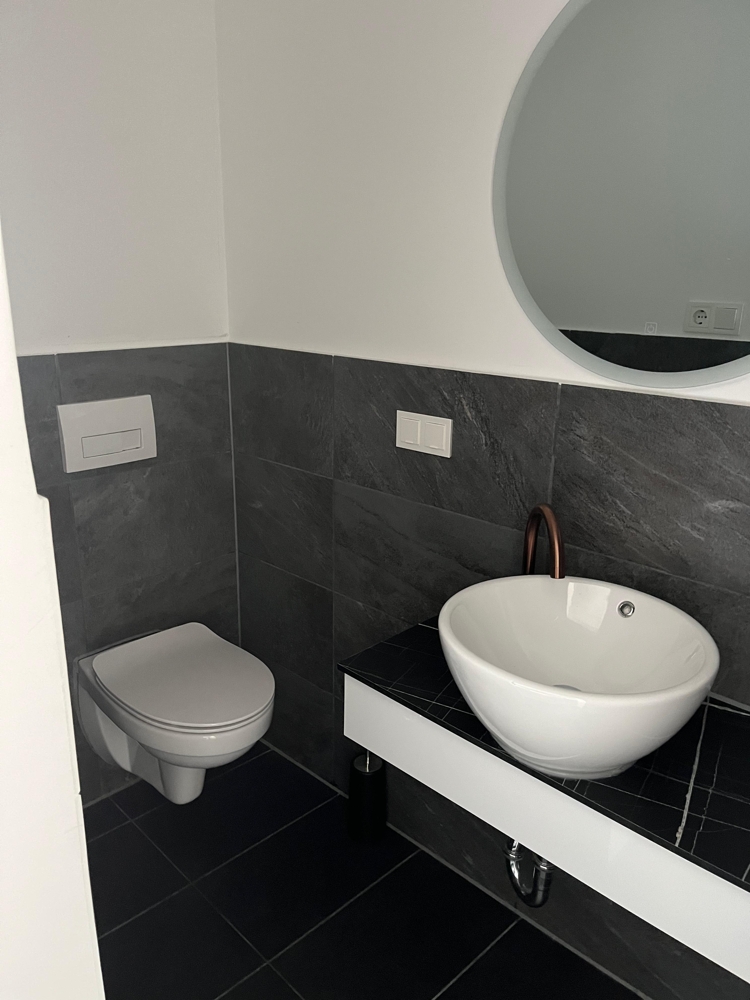 * Fitnessstudio mit Sauna- und Hotelmöglichkeit * - WC