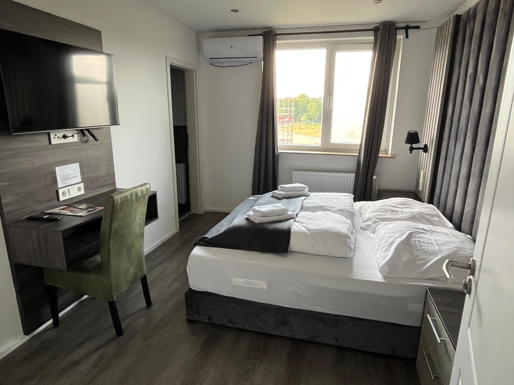 * Fitnessstudio mit Sauna- und Hotelmöglichkeit * - Hotel