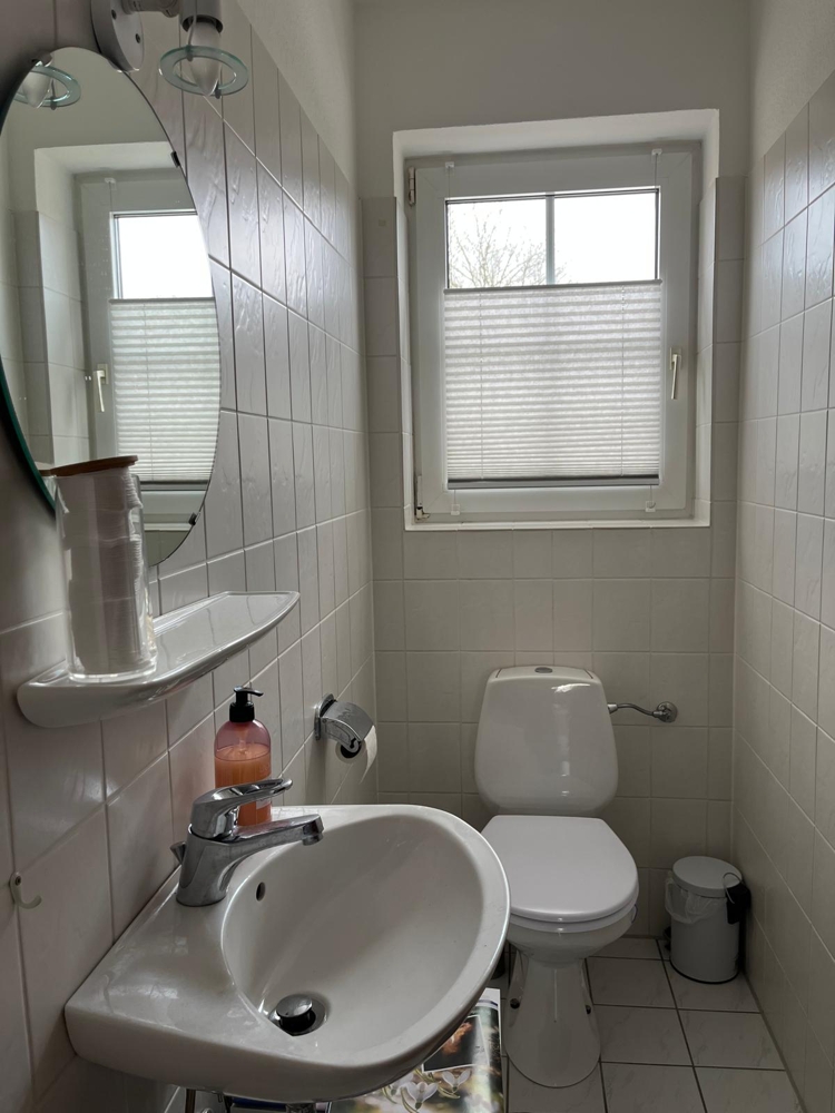 Neues Zuhause mit Balkon, Terrasse und Garten - Gäste-WC