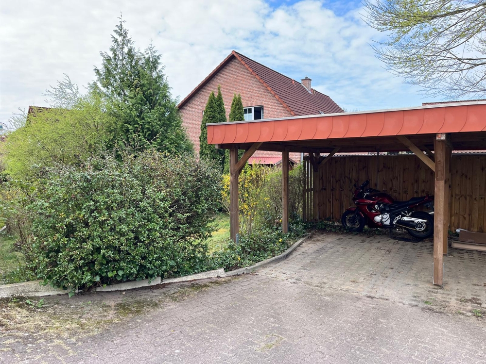Neues Zuhause mit Balkon, Terrasse und Garten - Carport