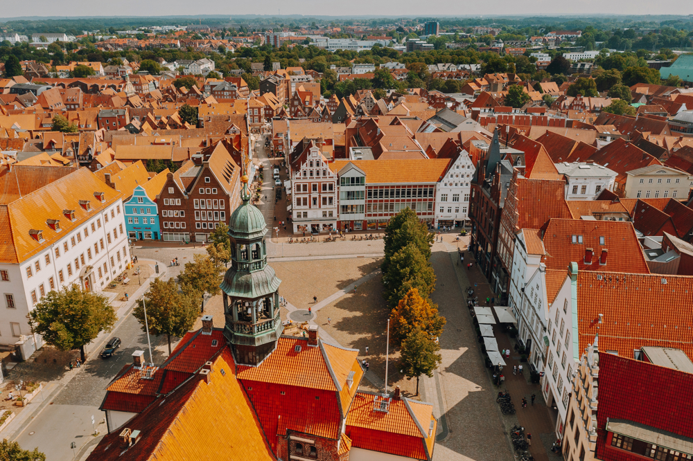 Historisches Weinhaus: Vielseitige Gewerbefläche über drei Ebenen in Lüneburg - Titelbild