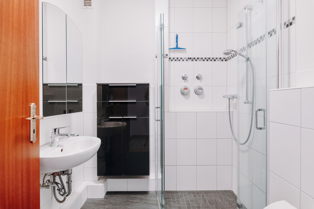 Helle 3-Zimmer-Wohnung mit Wintergarten, Balkon und Blick ins Grüne - Duschbad