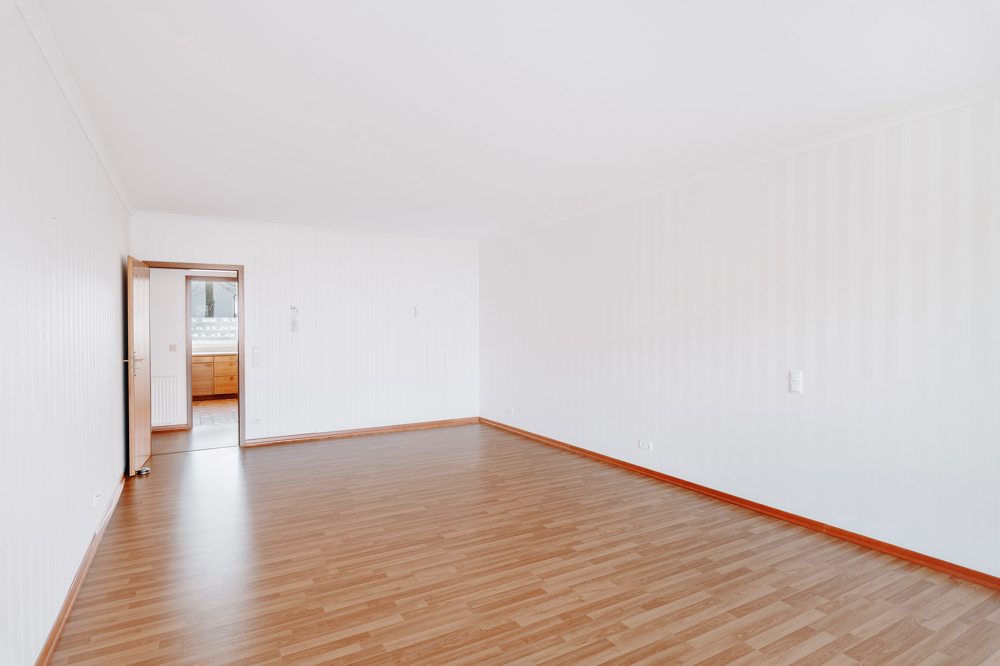 Helle 3-Zimmer-Wohnung mit Wintergarten, Balkon und Blick ins Grüne - Wohnzimmer