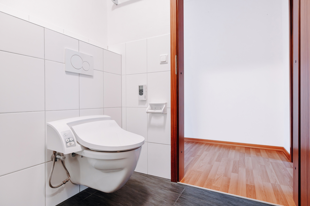 Helle 3-Zimmer-Wohnung mit Wintergarten, Balkon und Blick ins Grüne - Bad