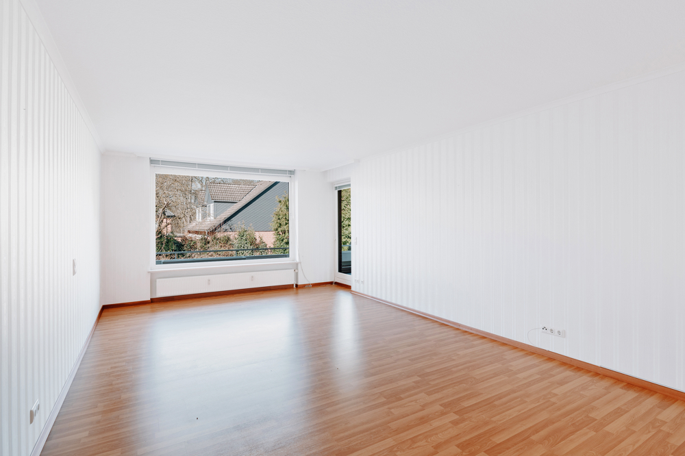 Helle 3-Zimmer-Wohnung mit Wintergarten, Balkon und Blick ins Grüne - Wohnzimmer