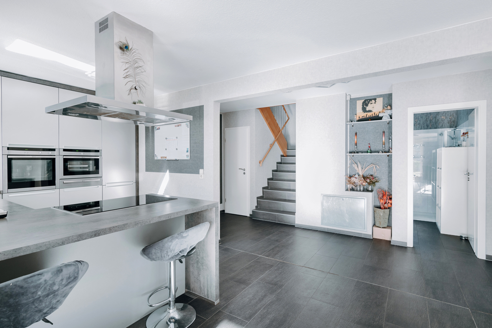 Moderne Stadtvilla mit PV, Speicher & Erdwärme - Wohnen