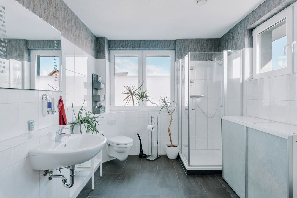 Moderne Stadtvilla mit PV, Speicher & Erdwärme - Badezimmer