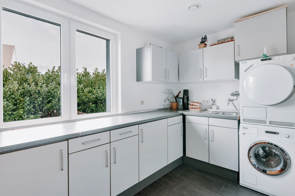 Moderne Stadtvilla mit PV, Speicher & Erdwärme - Hauswirtschaftsraum