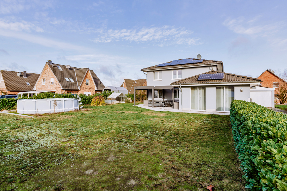 Moderne Stadtvilla mit PV, Speicher & Erdwärme - Hausansicht