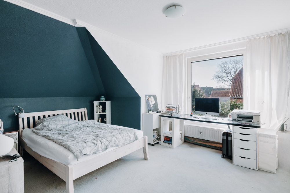 Ein- bis Zweifamilienhaus auf großem Grundstück mit Entwicklungspotenzial! - Freundliches Schlafzimmer