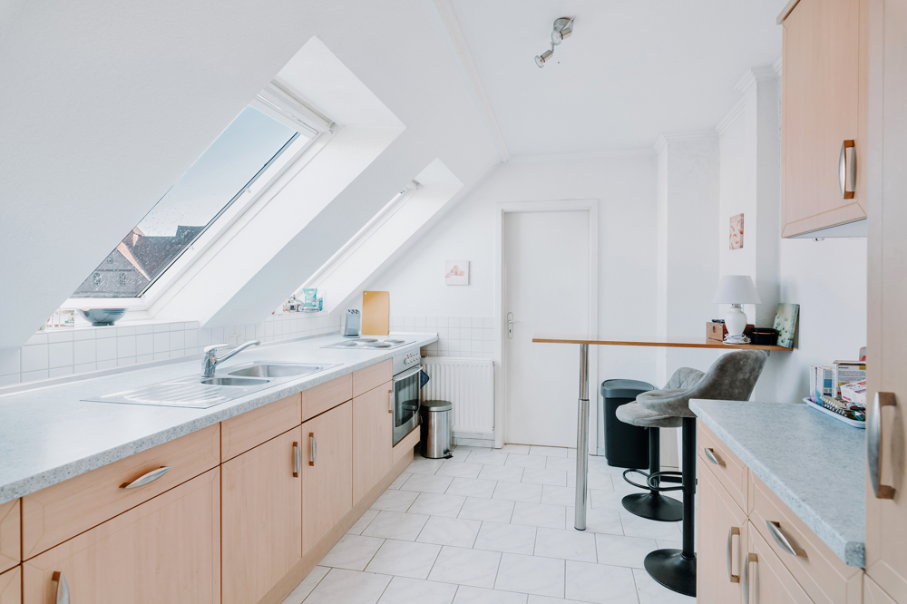 Ein- bis Zweifamilienhaus auf großem Grundstück mit Entwicklungspotenzial! - Küche im Obergeschoss