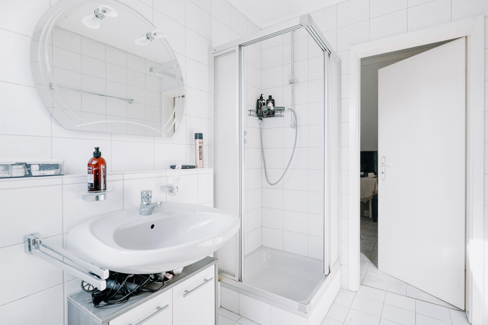 Ein- bis Zweifamilienhaus auf großem Grundstück mit Entwicklungspotenzial! - Helles Duschbad