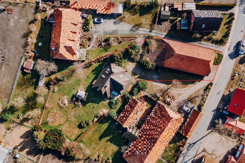 Ein- bis Zweifamilienhaus auf großem Grundstück mit Entwicklungspotenzial! - Grundstück mit Scheune