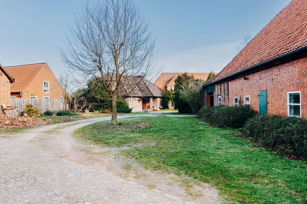 Ein- bis Zweifamilienhaus auf großem Grundstück mit Entwicklungspotenzial! - Auffahrt