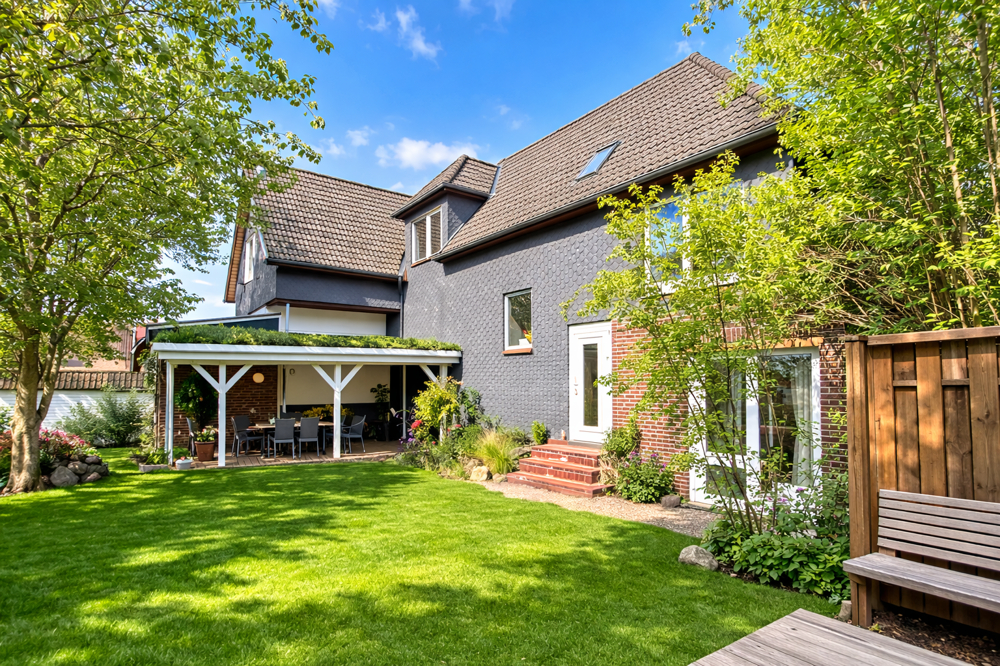 Renditestarkes Wohn- & Geschäftshaus in guter Lage von Lüneburg - Rückansicht mit Garten
