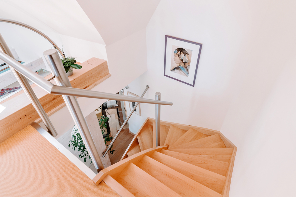 Schmuckstück im Lüneburger Wasserviertel - Treppe ins DG