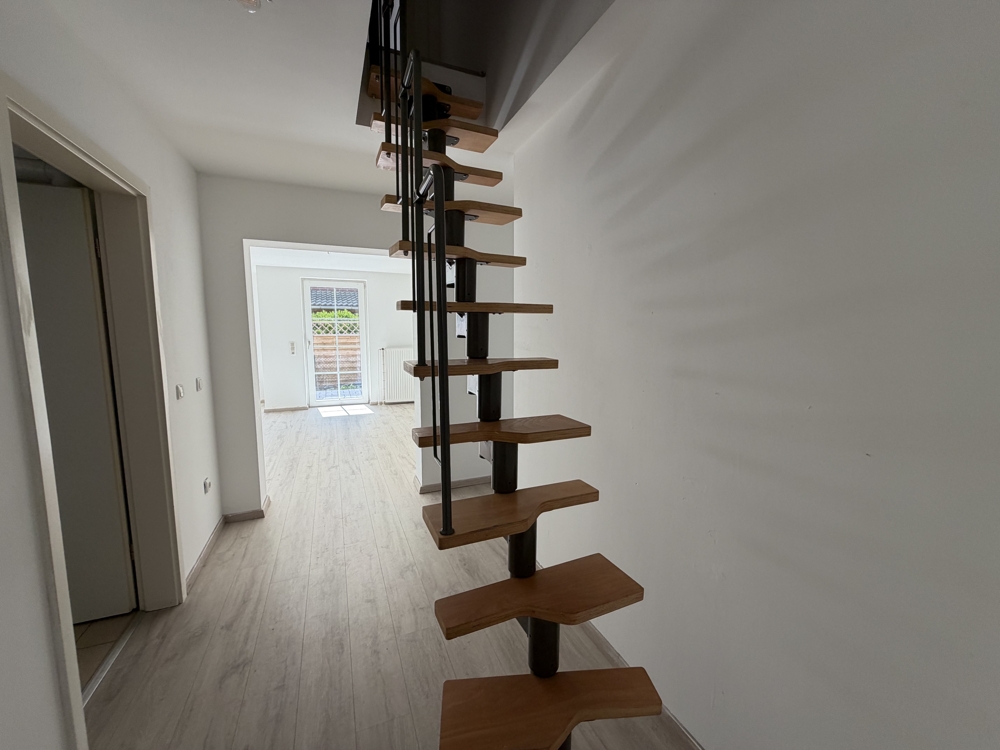 Bungalow mit Vollkeller und ausgebautem Dachboden - Flur