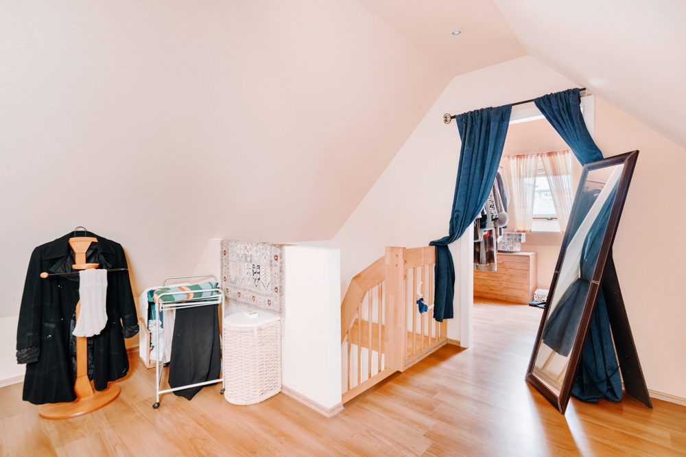 Einziehen und Wohlfühlen. Dachgeschoss-Juwel im Maisonette-Stil - Studiozugang