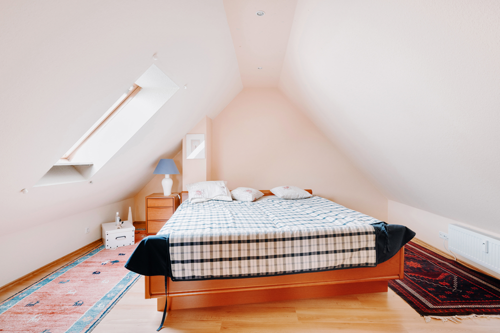 Einziehen und Wohlfühlen. Dachgeschoss-Juwel im Maisonette-Stil - Studio