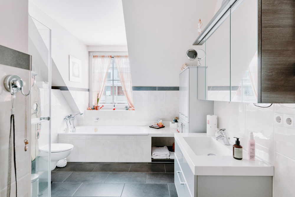 Einziehen und Wohlfühlen. Dachgeschoss-Juwel im Maisonette-Stil - Badezimmer
